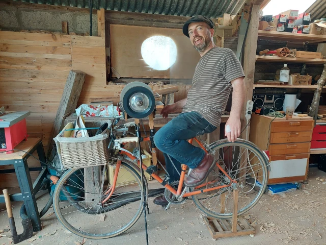Le vélo-meule-rémoulette à l’atelier