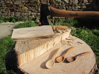 Sculpture de cuillères en bois